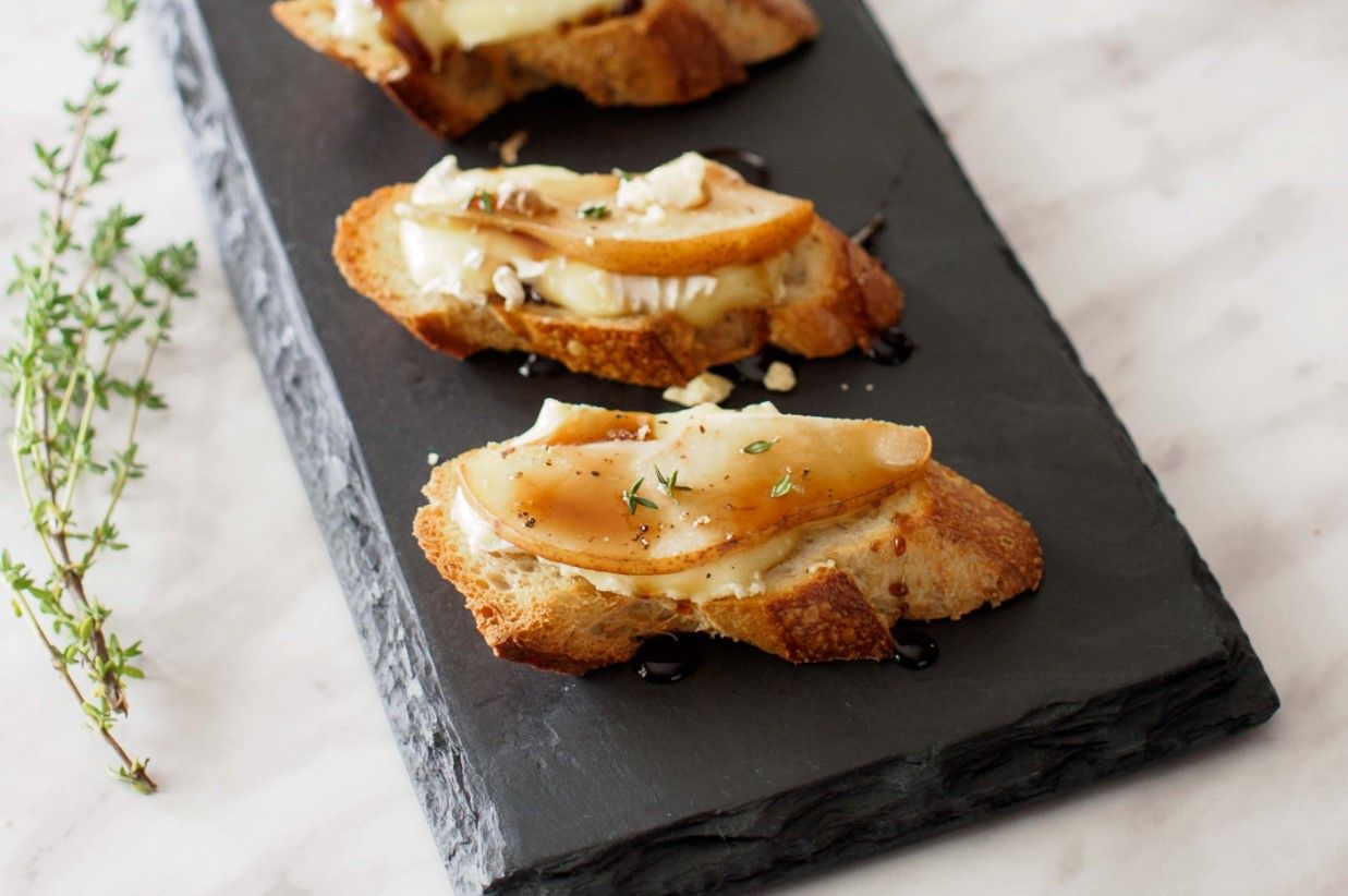 Брускета з сиром брі та грушею Брускета з сиром брі та грушею