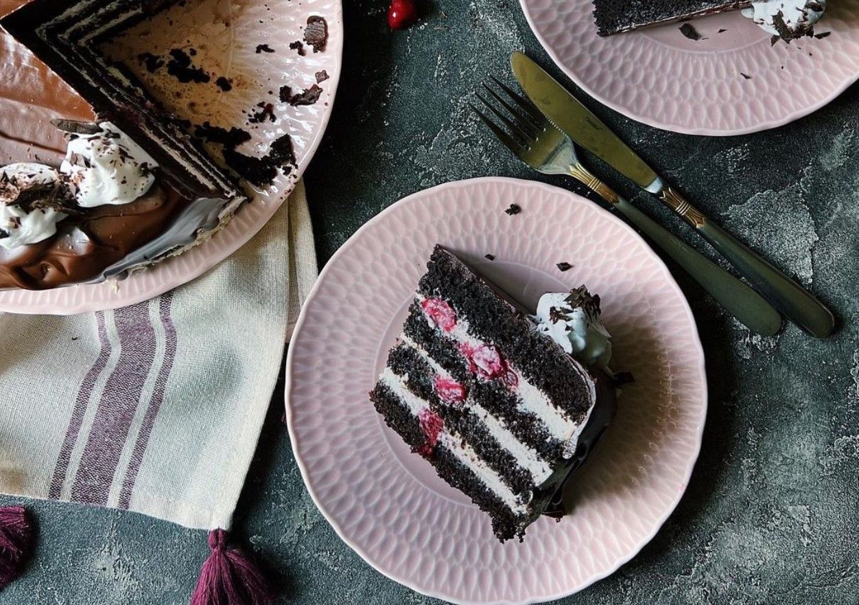 Шоколадний торт зі сметанним кремом та вишнею Шоколадний торт зі сметанним кремом та вишнею