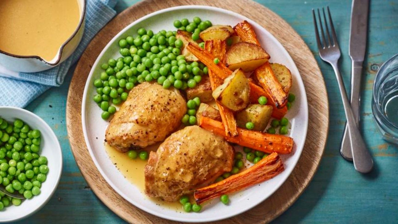 Курячі стегна з горошком і морквою Курячі стегна з горошком і морквою