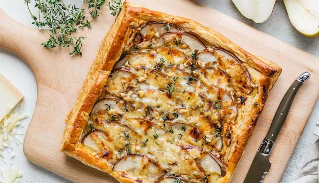 Випічка з грушею і камамбером Випічка з грушею і камамбером