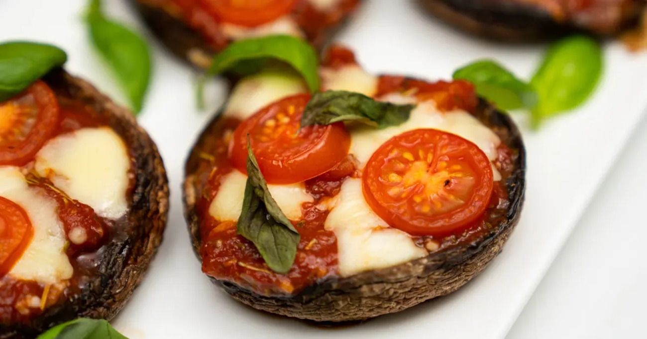 Сочетаем любимые вкусы  рецепт грибной мини пиццы с ветчиной, сыром и помидорами - Новости Вкусно
