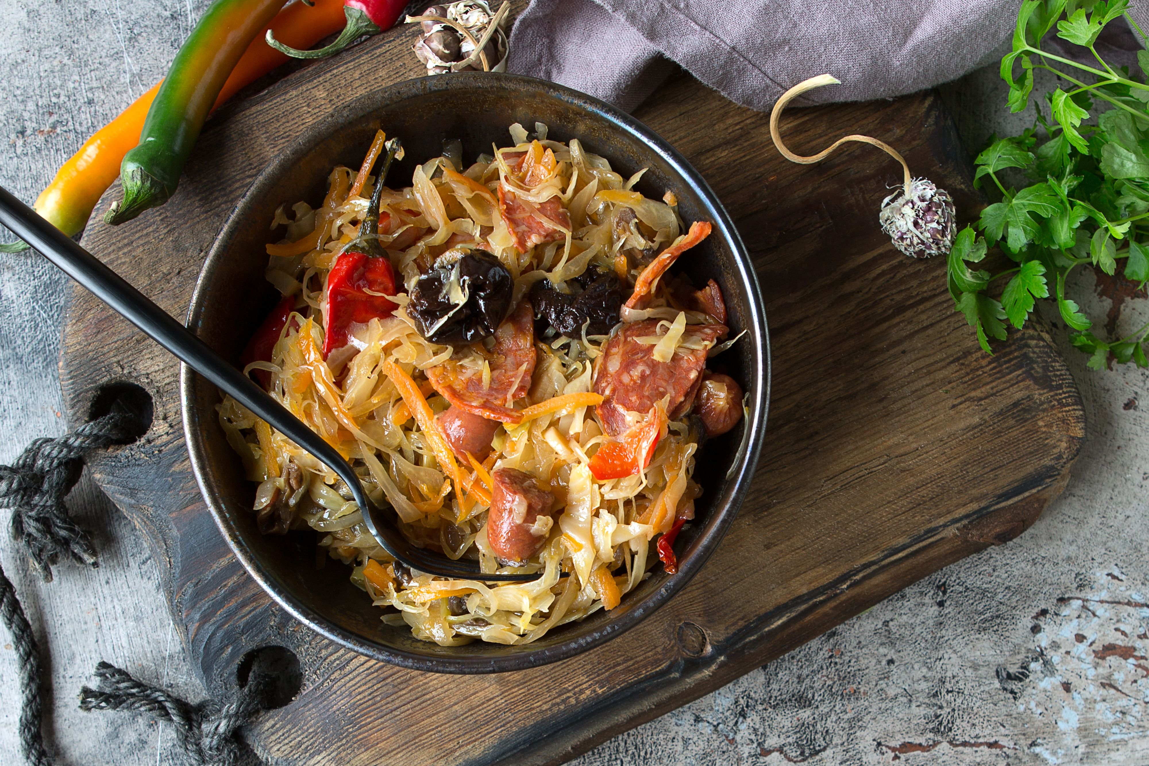 Яловичі ковбаски з капустою та чорносливом Яловичі ковбаски з капустою та чорносливом