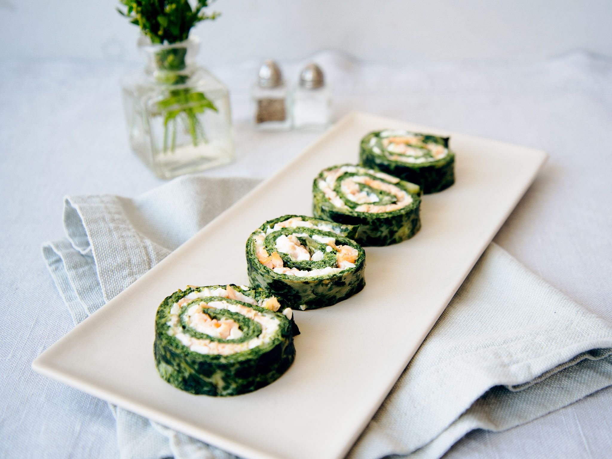 Закусочний рулет зі шпинатом та рибою Закусочний рулет зі шпинатом та рибою