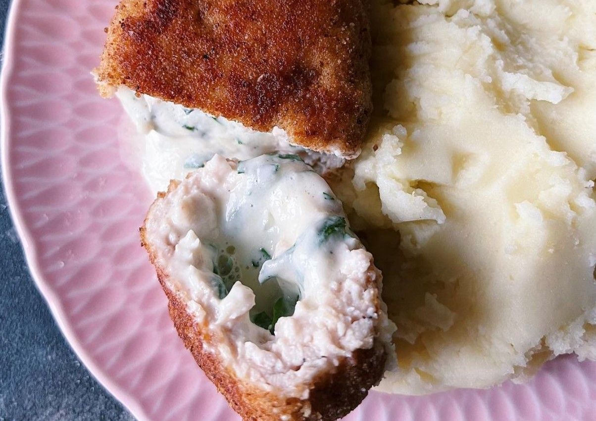 Более нежных не пробовали: рецепт куриных котлет в кляре с сыром