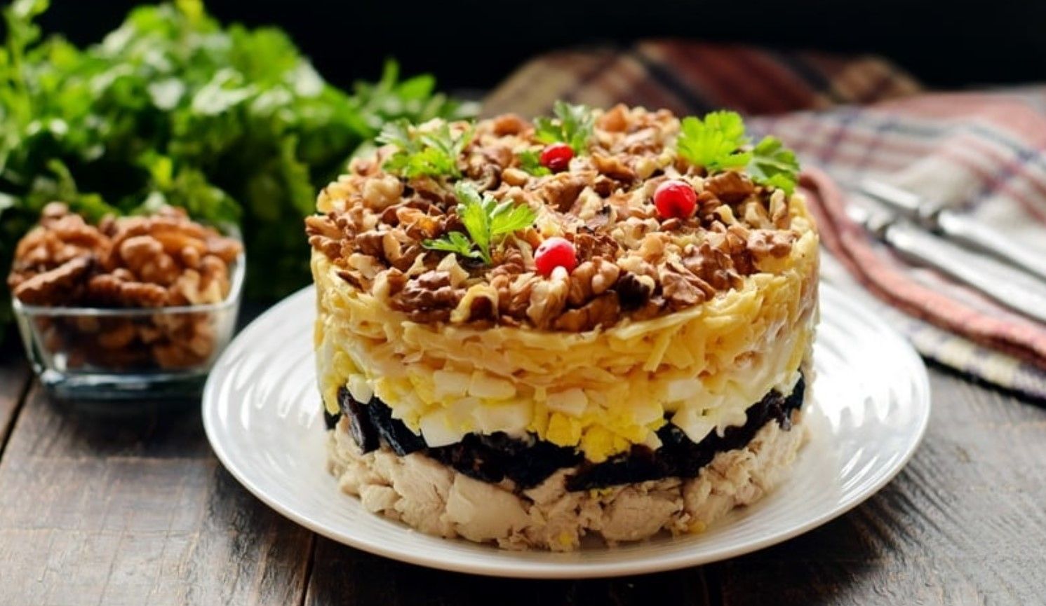 Салат с черносливом и курицей Салат с черносливом и курицей