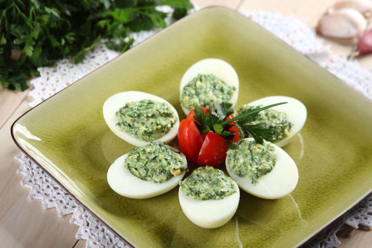 Фаршированные яйца со шпинатом: рецепт