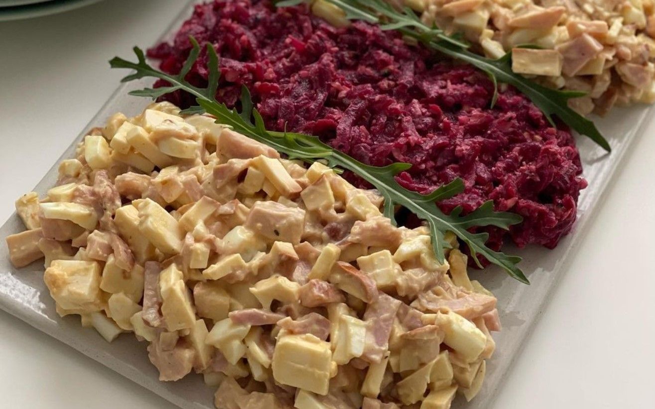 Два праздничных салата на одной тарелке Два праздничных салата на одной тарелке