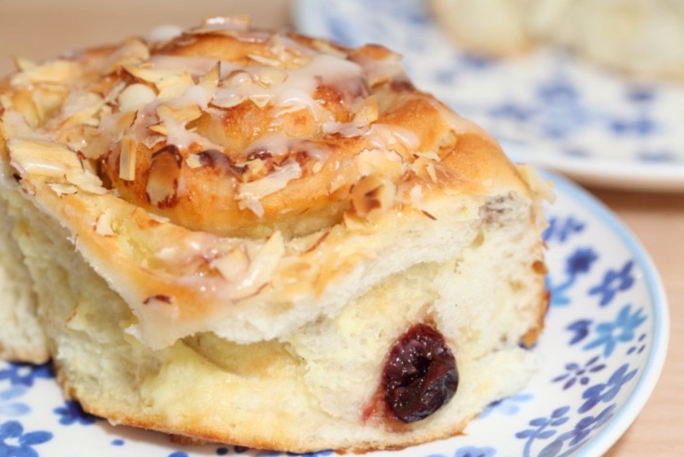 Булочки з сиром і вишнями / Ілюстративне фото Булочки з сиром і вишнями / Ілюстративне фото