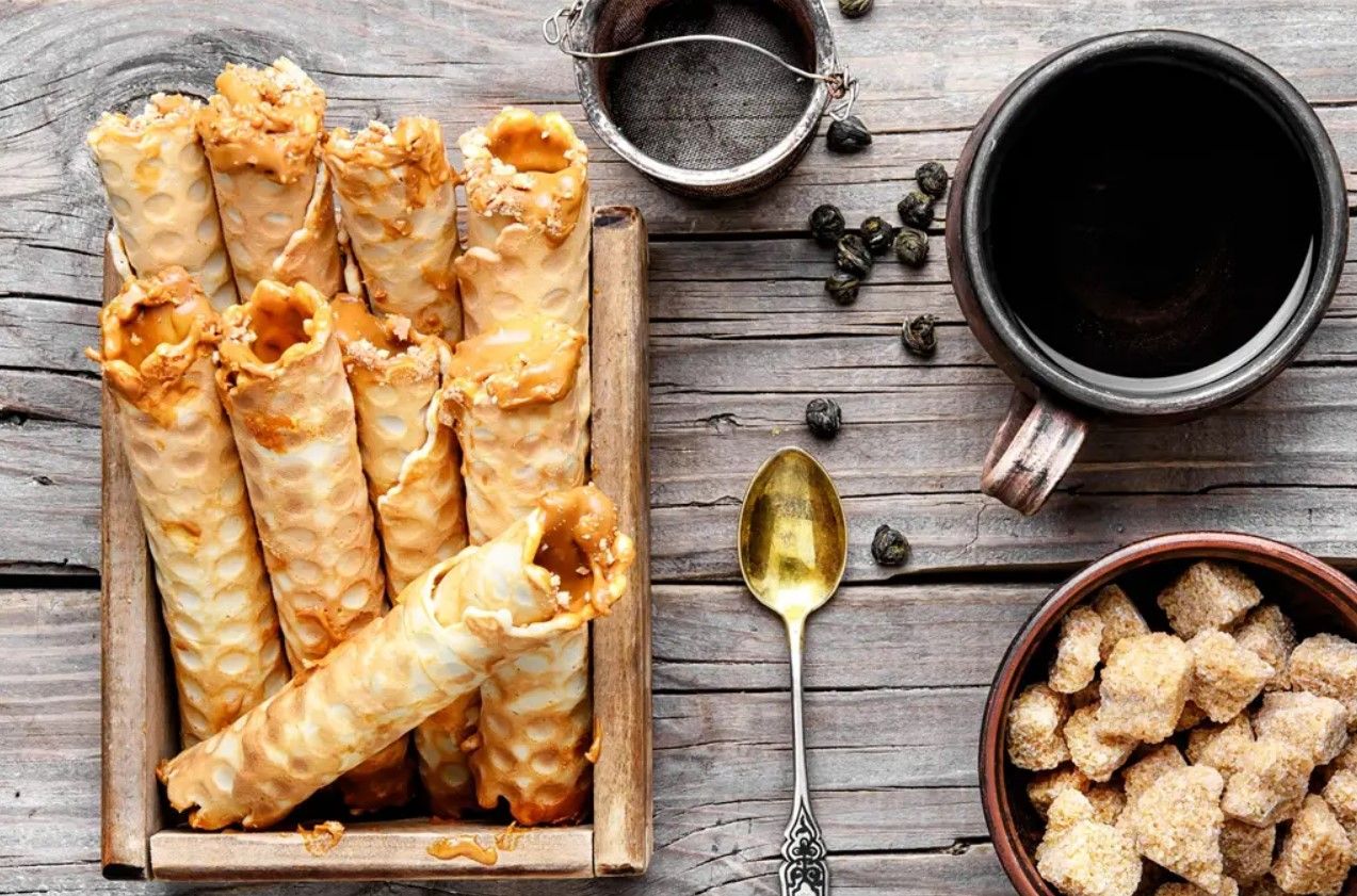 Вафельні трубочки зі згущеним молоком Вафельні трубочки зі згущеним молоком