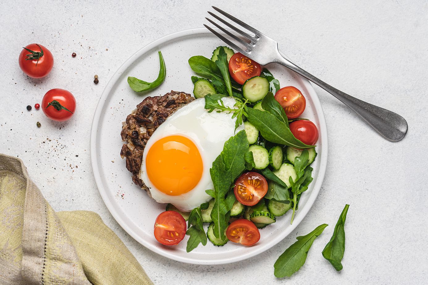 Бифштекс из говядины и яйцом: быстрый рецепт для идеального завтрака