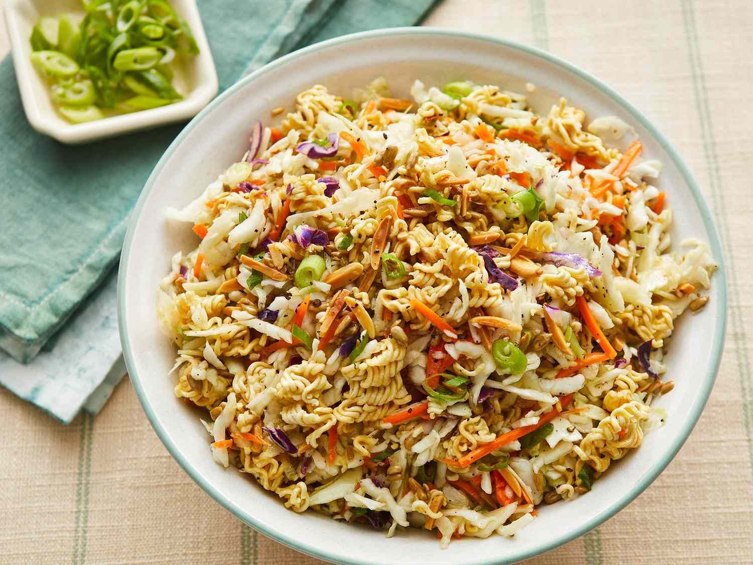 Салат с лапшой быстрого приготовления. Салат с лапшой быстрого приготовления.