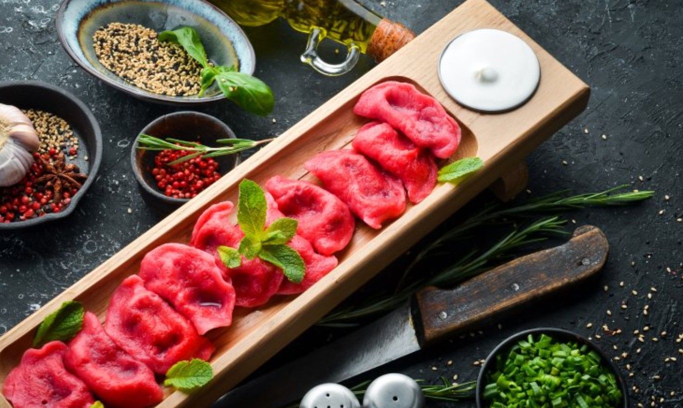 Красные вареники с сыром и вишнями Красные вареники с сыром и вишнями