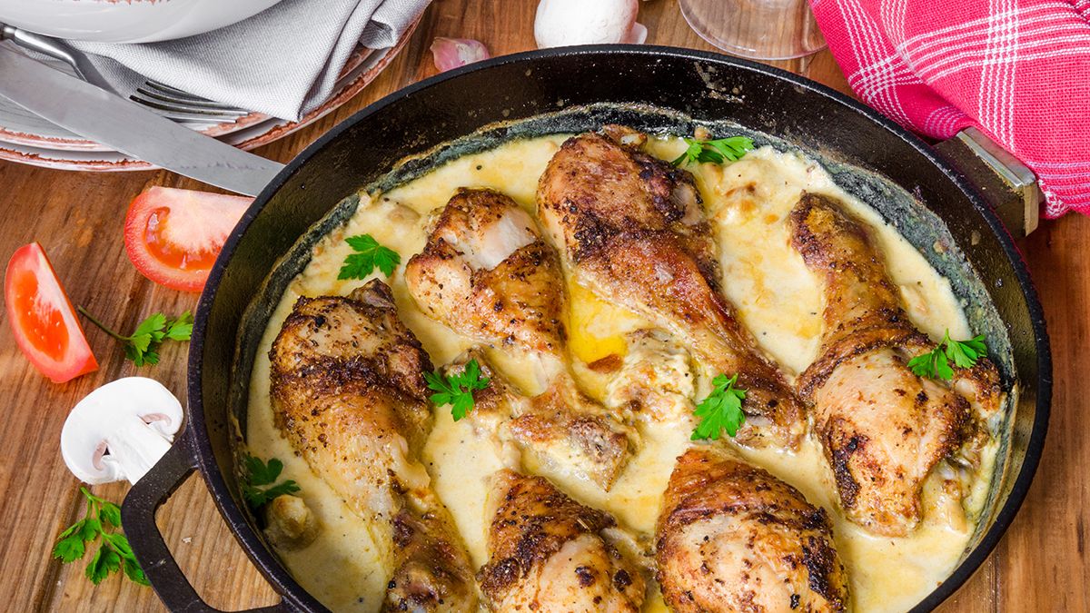 Ніжний смак у кожному шматочку: рецепт курячих гомілок у вершковому соусі з чебрецем Ніжний смак у кожному шматочку: рецепт курячих гомілок у вершковому соусі з чебрецем