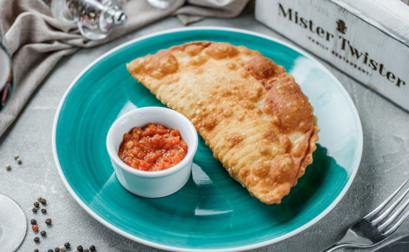 Чебуреки з соусом Чебуреки з соусом