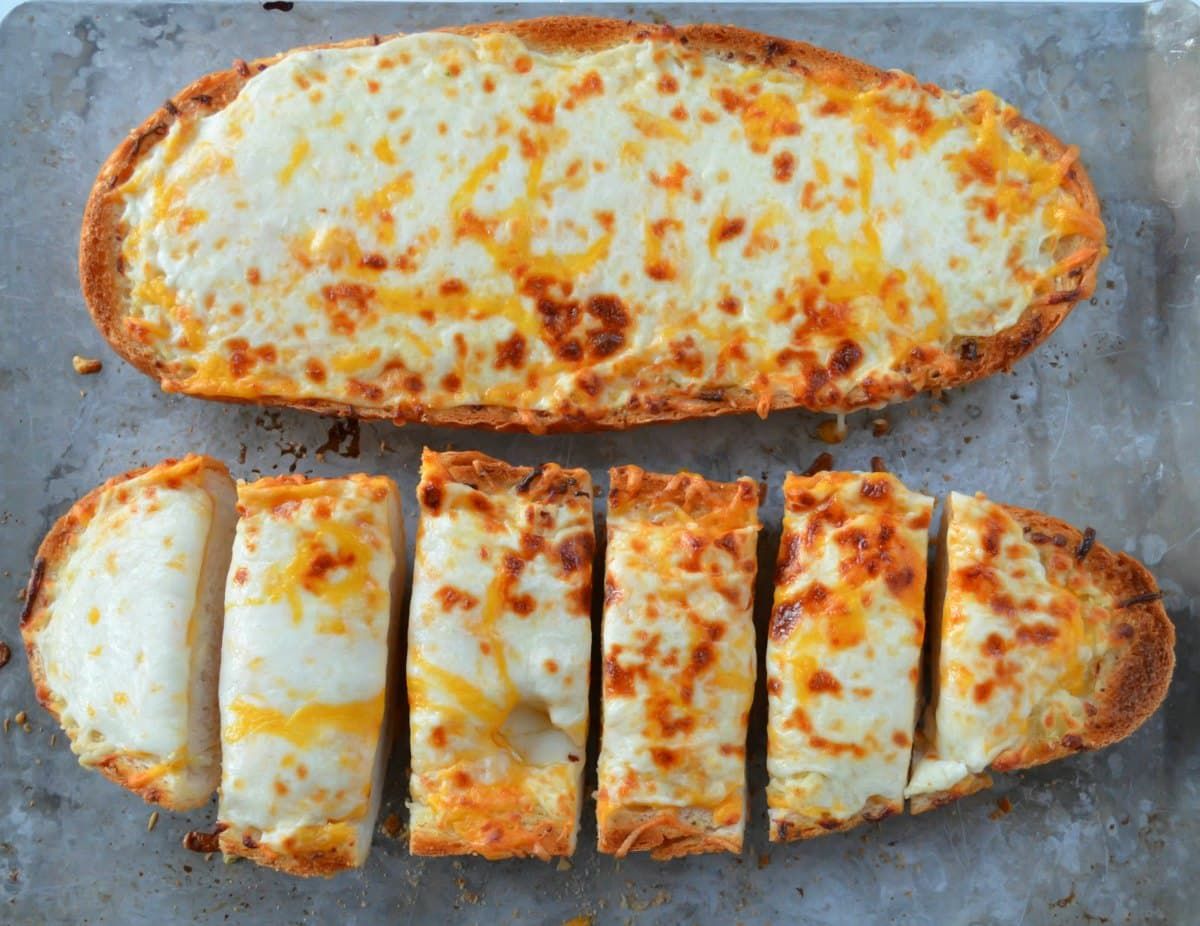 Часниково-сирний багет