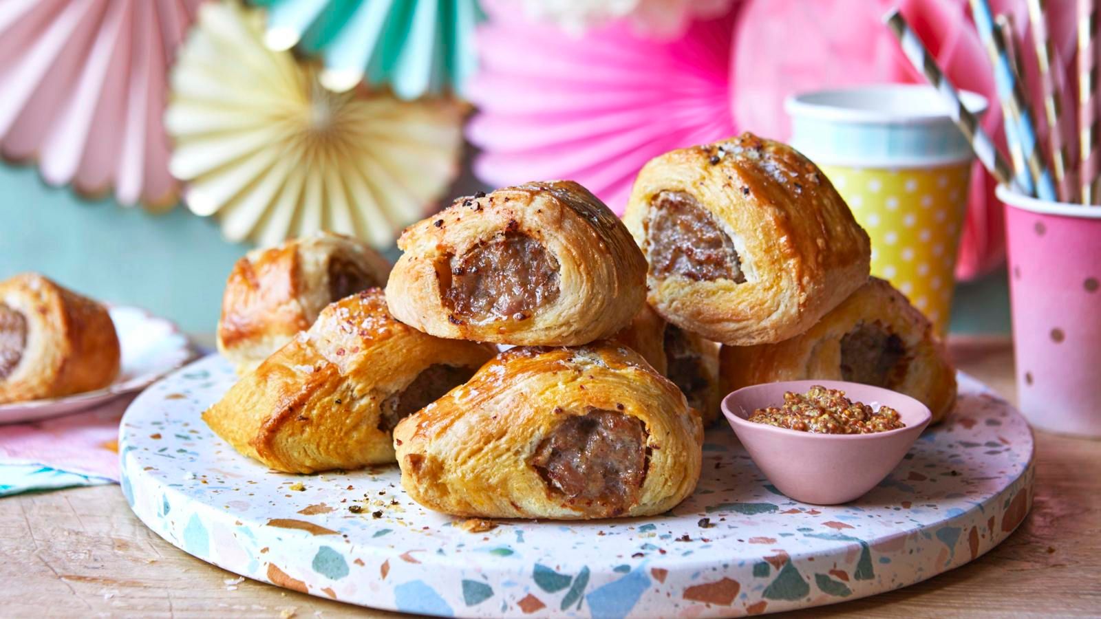 Рулетики з сосисками: рецепт Рулетики з сосисками: рецепт