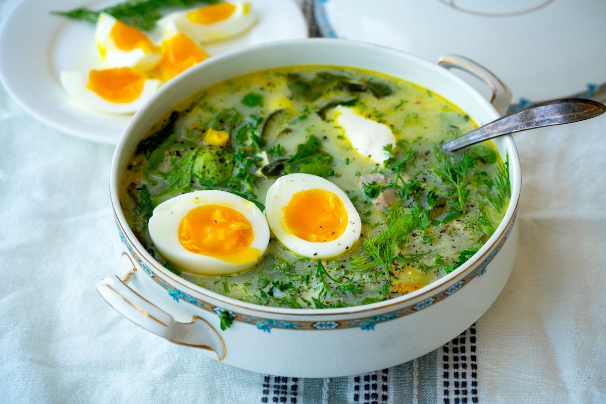 Зелёный борщ со щавелем и капустой, на курином бульоне