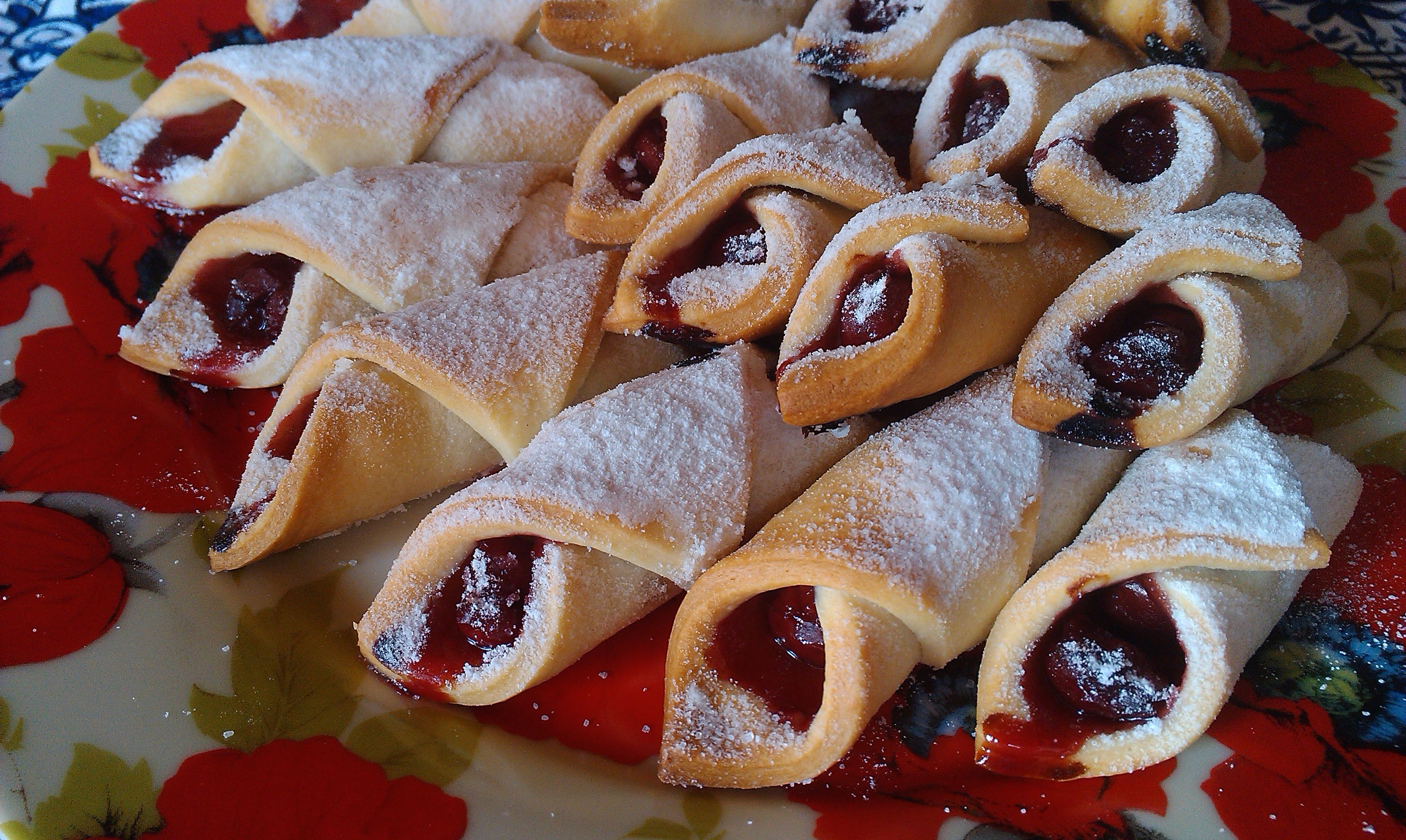 Рогалики с вишнями Рогалики с вишнями