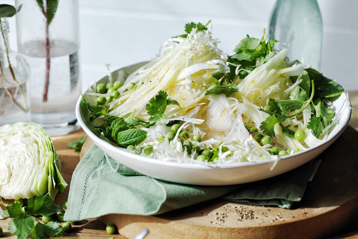 Салат из молодой капусты и горошка Салат из молодой капусты и горошка
