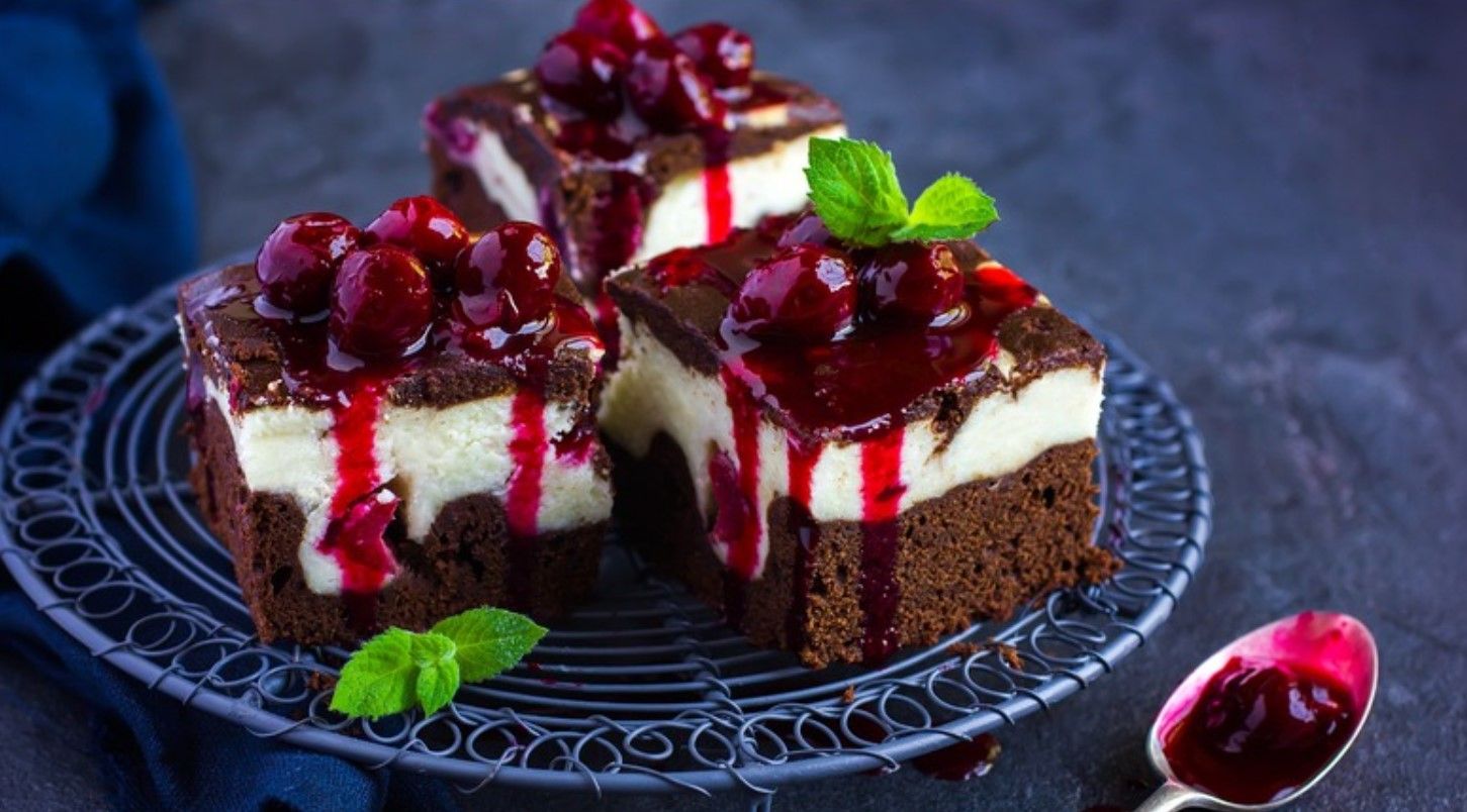 Шоколадний пиріг з сиром і черешнями Шоколадний пиріг з сиром і черешнями