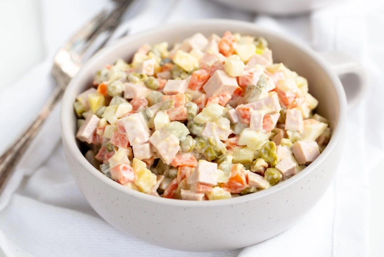 Влітку готуємо тільки так: рецепт олів'є зі свіжими огірками - Новини Смачно Влітку готуємо тільки так: рецепт олів'є зі свіжими огірками - Новини Смачно