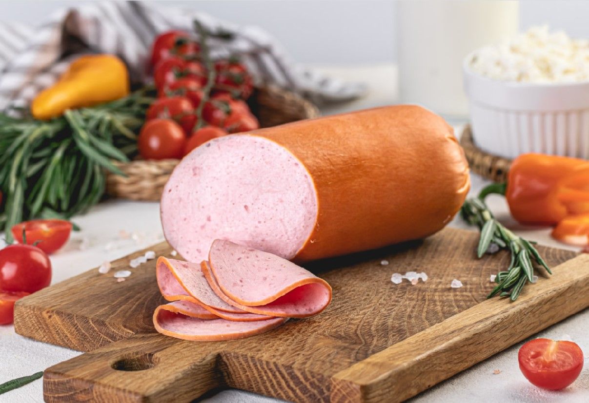 На бутерброд или в салат: самая вкусная докторская колбаса своими руками - Новости Вкусно