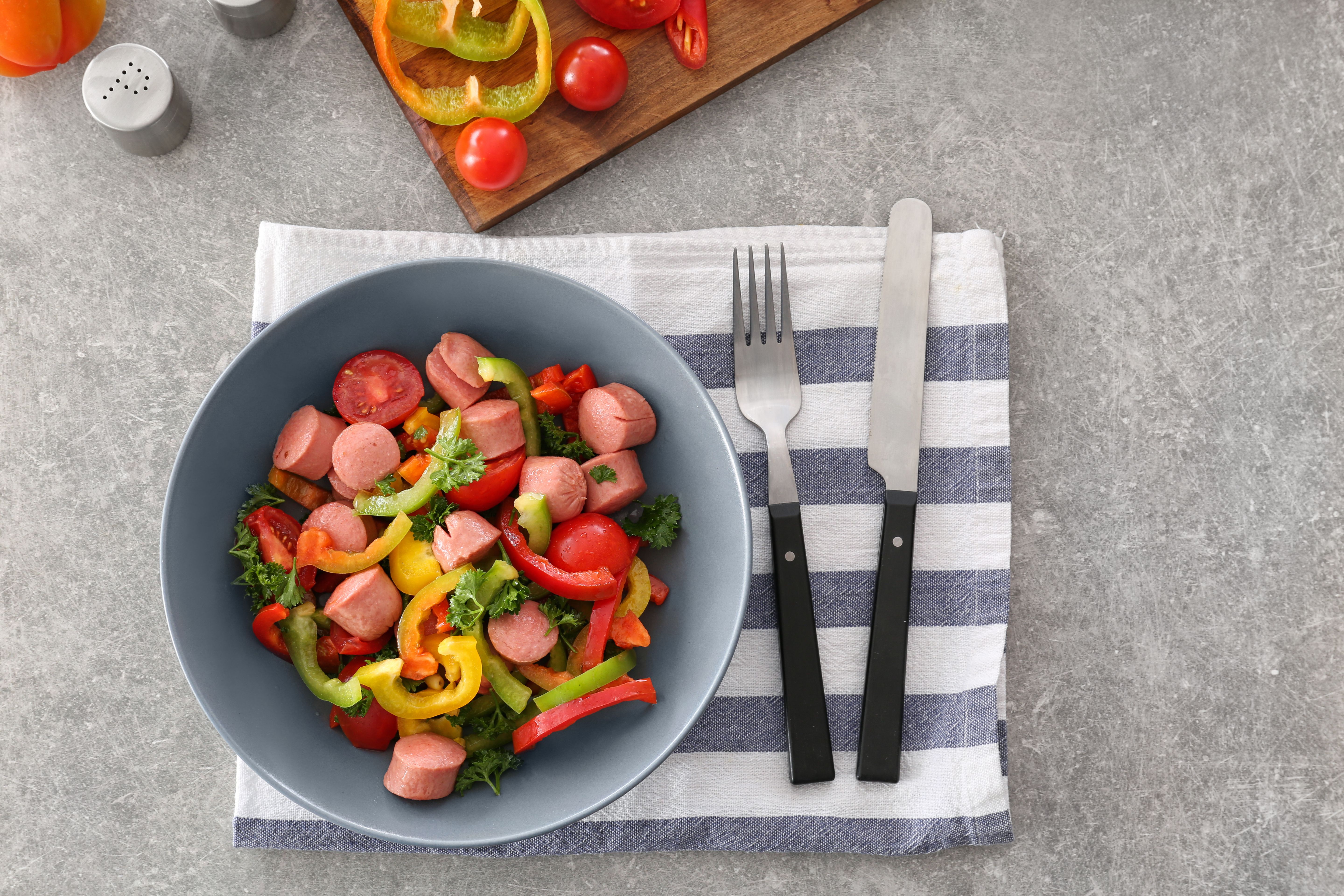 Теплый салат с сосисками Теплый салат с сосисками