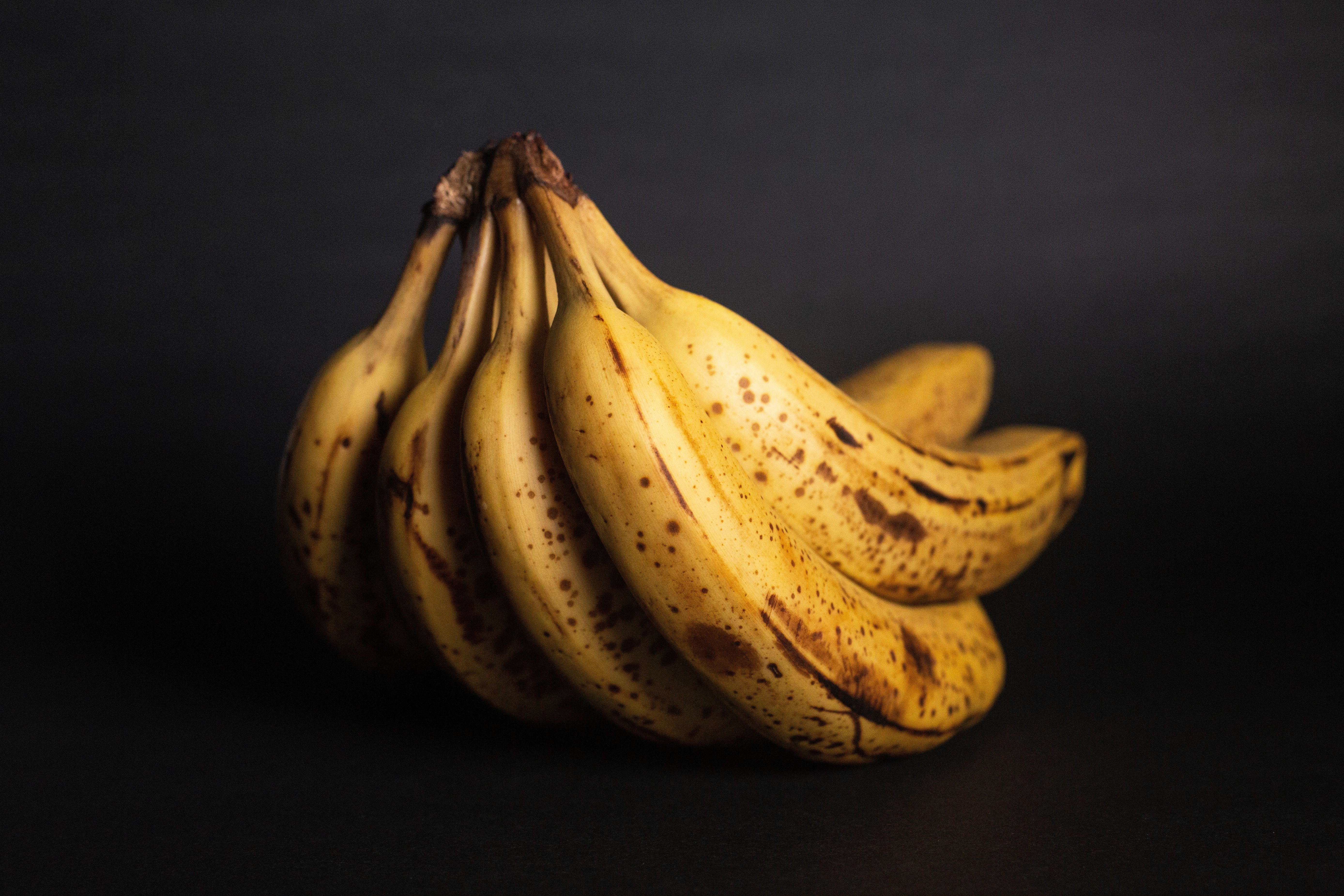 Банани почорніли: в чому причина