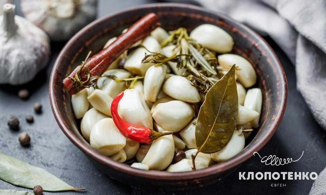 Как замариновать чеснок на зиму – простой рецепт - Новости Вкусно