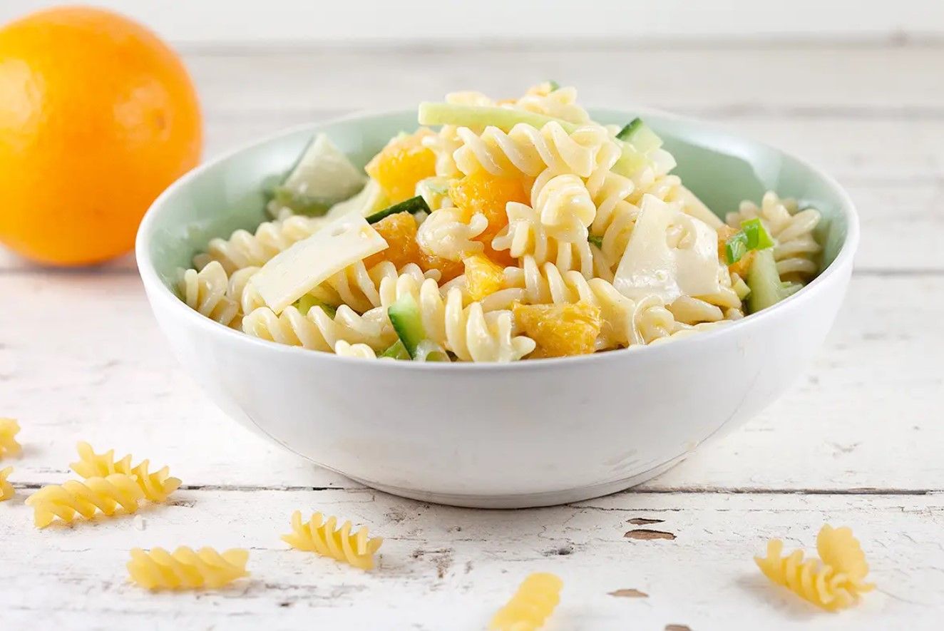 Легкий літній салат з апельсинами та пастою Легкий літній салат з апельсинами та пастою