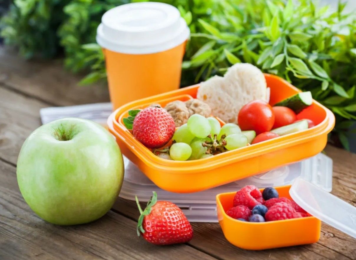 Фрукти в ланч-боксі Фрукти в ланч-боксі