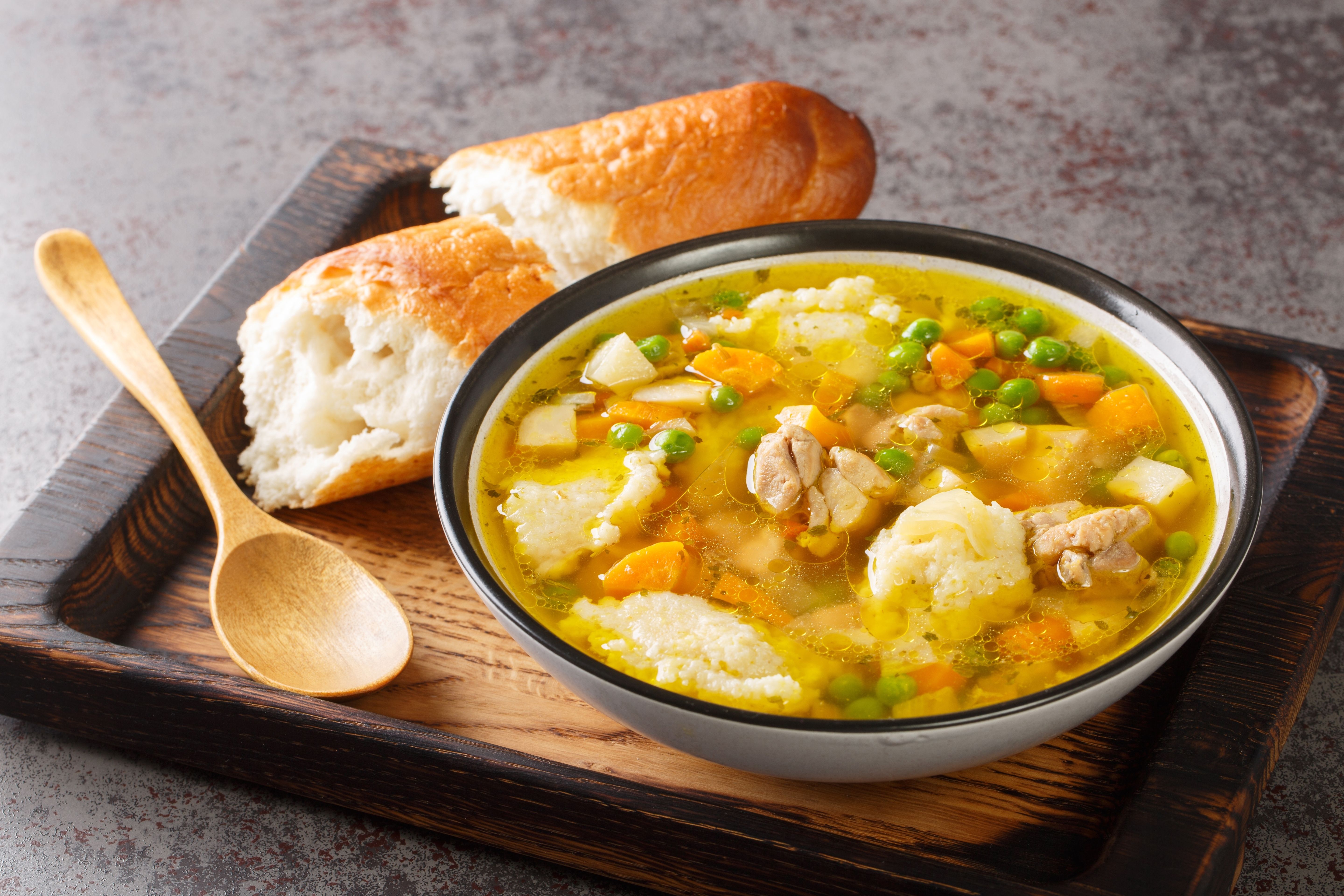 Традиції – це смачно: як приготувати особливий суп з курячими гомілками та галушками