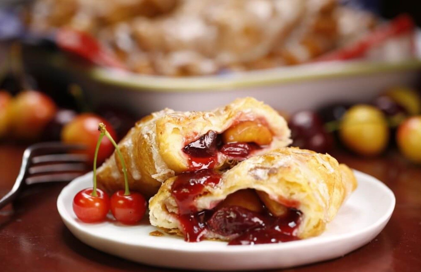 Смажені пиріжки з вишнями Смажені пиріжки з вишнями