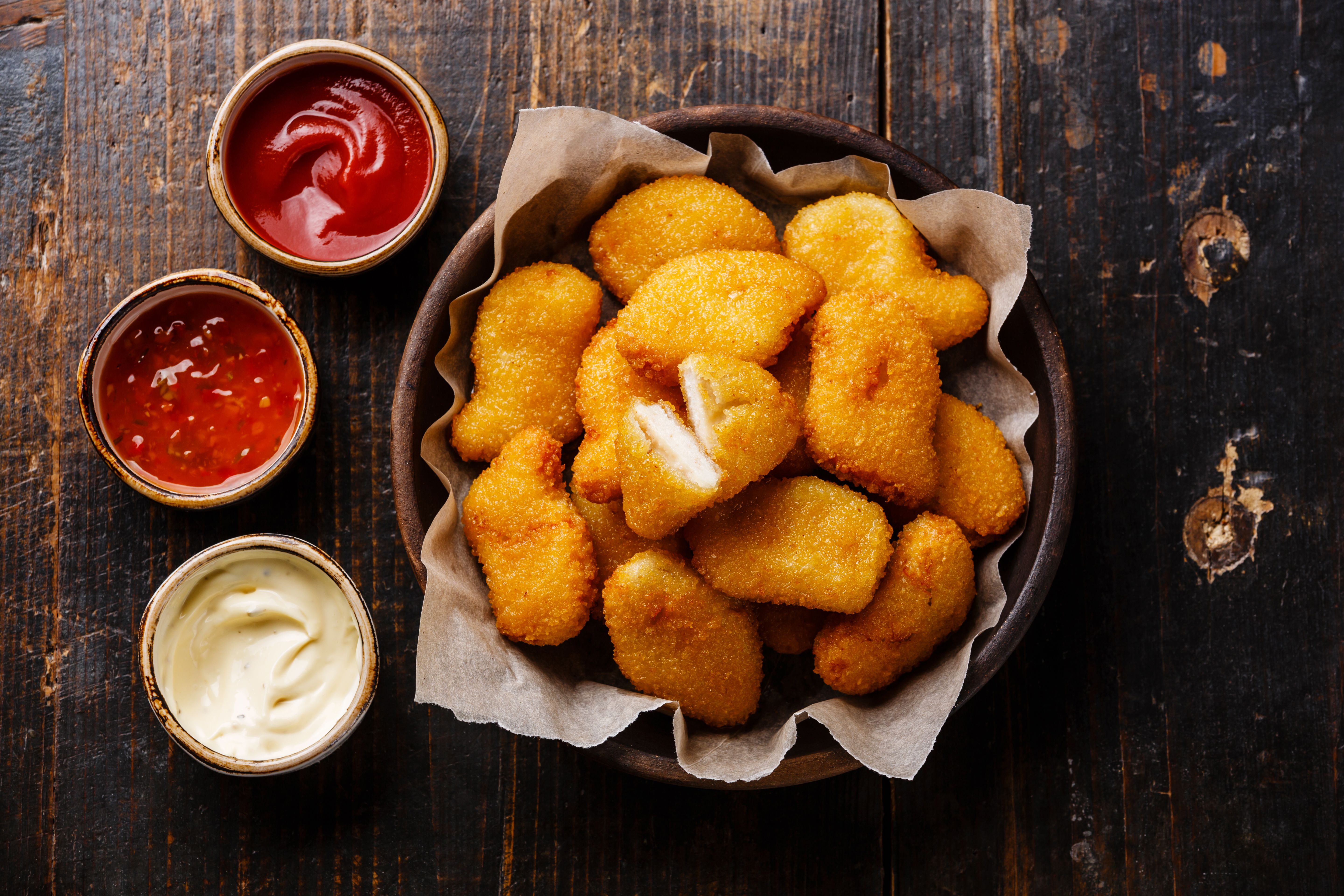 Варіанти соусів, які допоможуть розкрити смак курячих нагетсів та стріпсів Варіанти соусів, які допоможуть розкрити смак курячих нагетсів та стріпсів