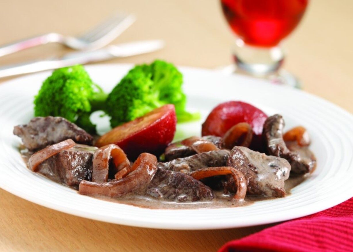 Печень тушеная со сливами Печень тушеная со сливами