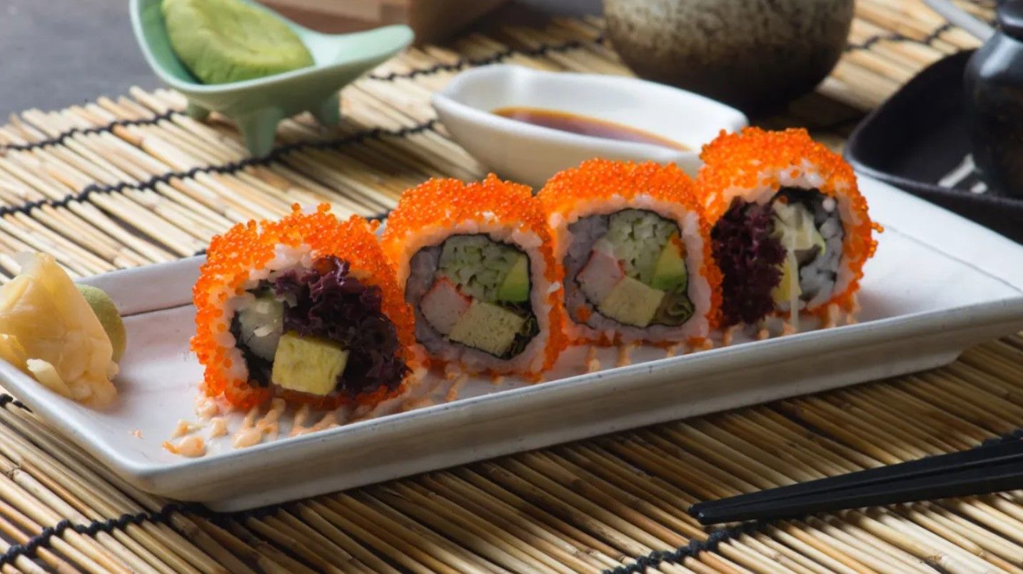 Калифорния с лососем в икре массаго Калифорния с лососем в икре массаго