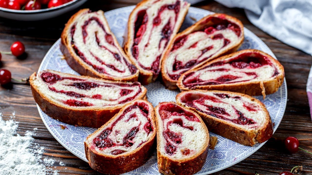 Завиванці з вишнею та горіхати Завиванці з вишнею та горіхати