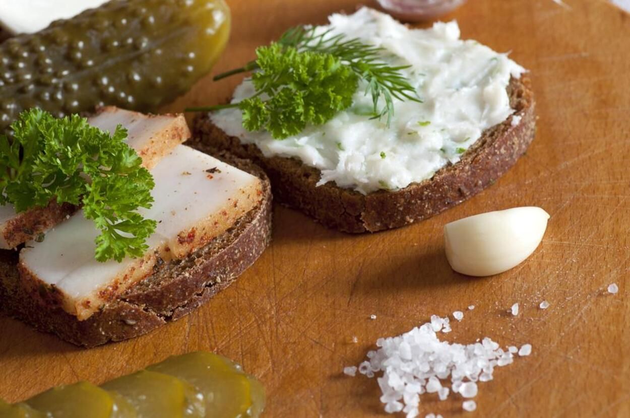 Намазка з сала з часником - простий і дешевий рецепт - як приготувати закуску з сала - Новини Смачно Намазка з сала з часником - простий і дешевий рецепт - як приготувати закуску з сала - Новини Смачно