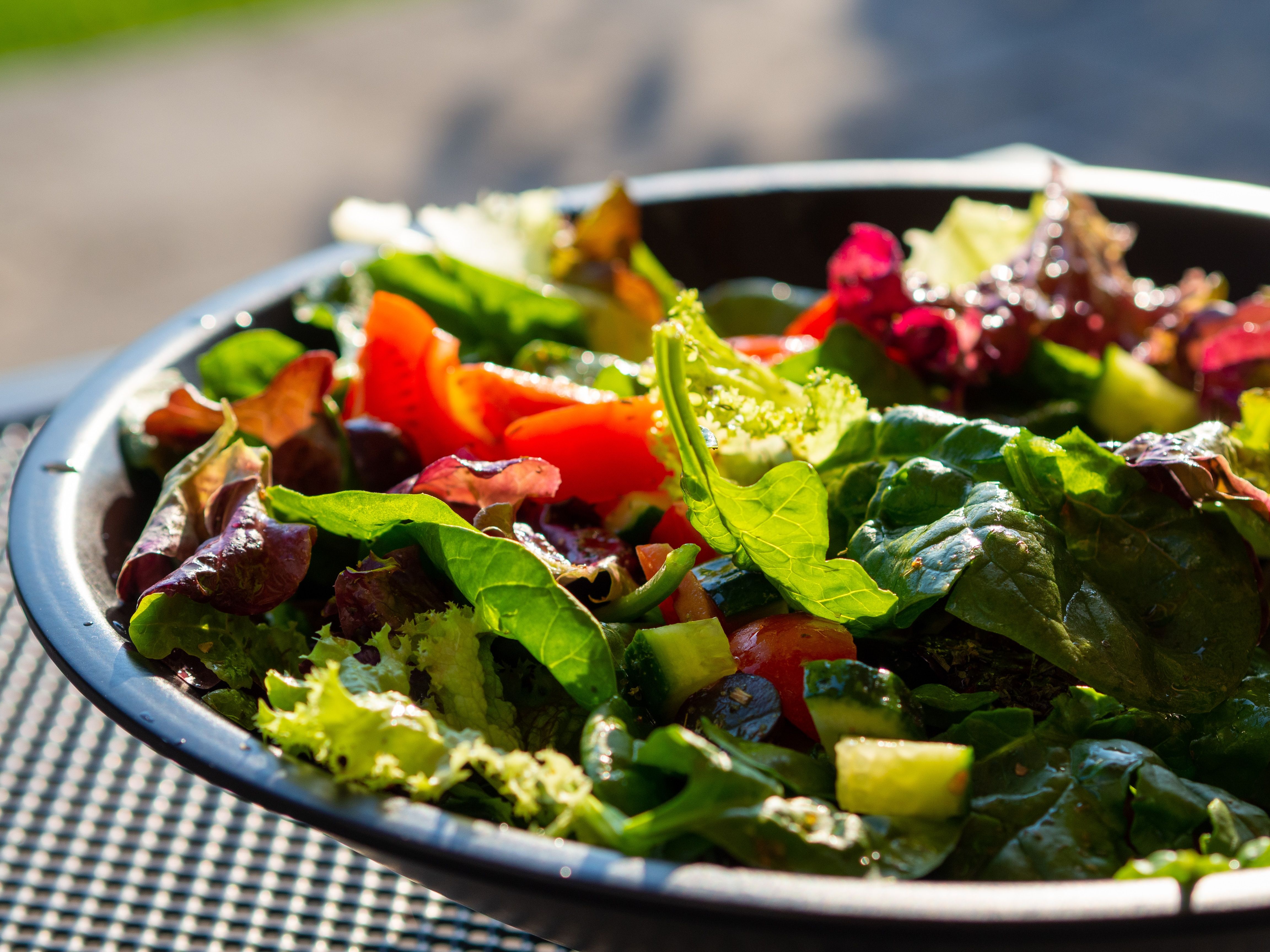 Салат з тунцем і помідорами - приготуйте за простим рецептом смачний салат - Новини Смачно