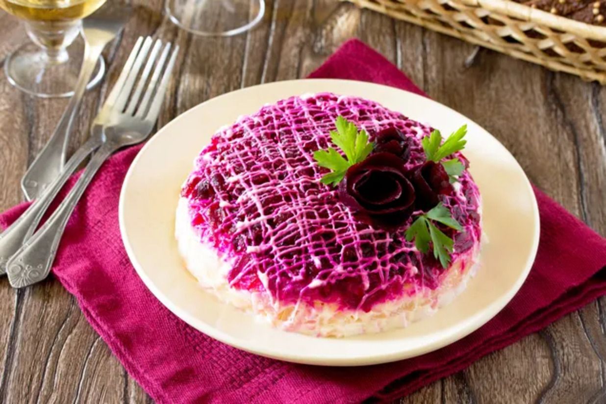 Сельдь под шубой - приготовьте новогодний салат по классическому рецепту - Новости Вкусно Сельдь под шубой - приготовьте новогодний салат по классическому рецепту - Новости Вкусно