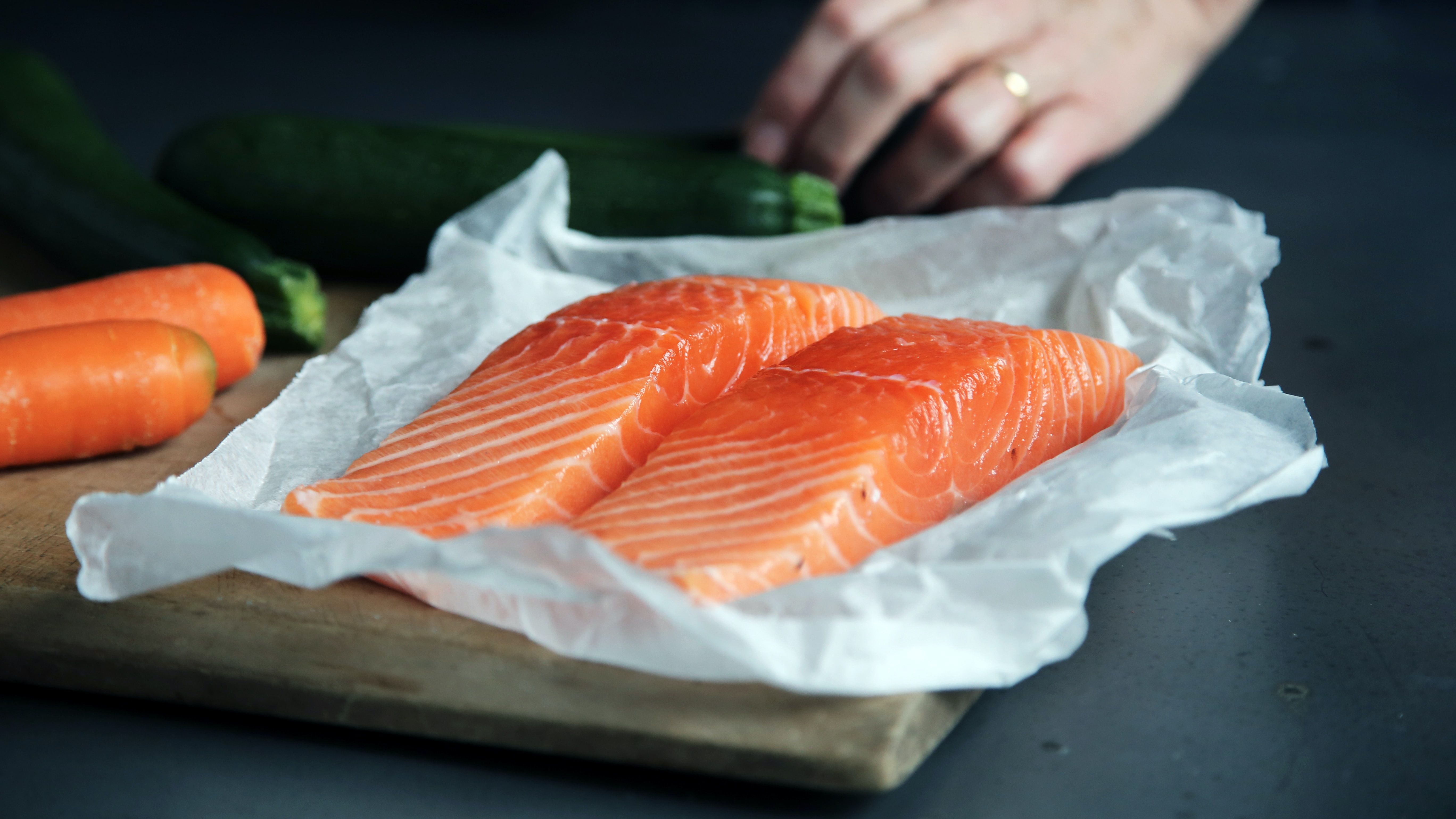 Як солити червону рибу без розсолу - приготуйте  лосось главлакс за простим рецептом - Новини Смачно
