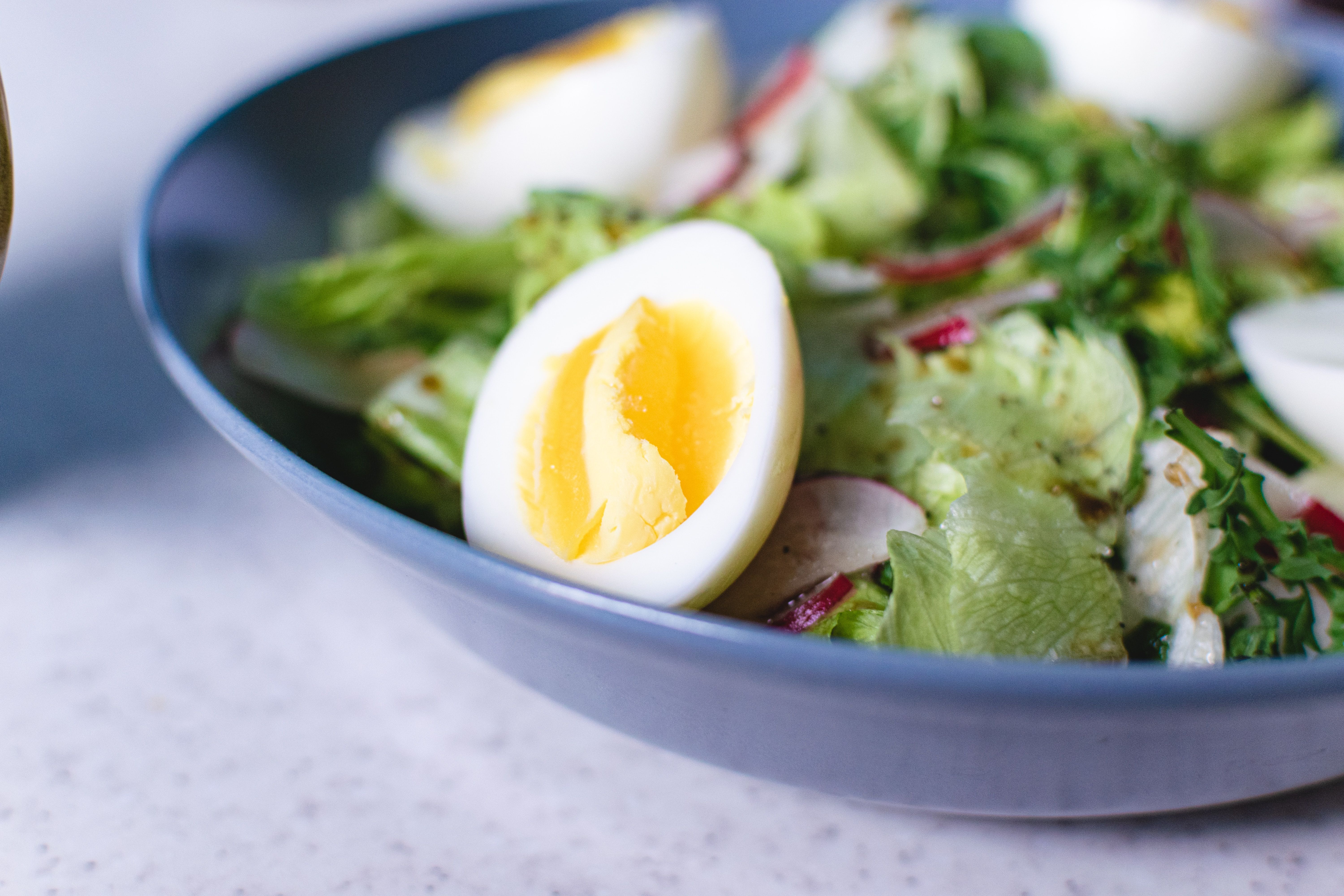 Рецепт салата без майонеза на Новый год – приготовьте салат с тунцом и яйцом - Новости Вкусно