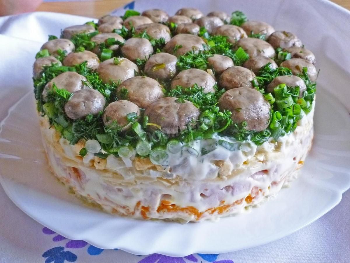 Грибная поляна – приготовьте вкусный салат на Новый год – простой рецепт - Новости Вкусно
