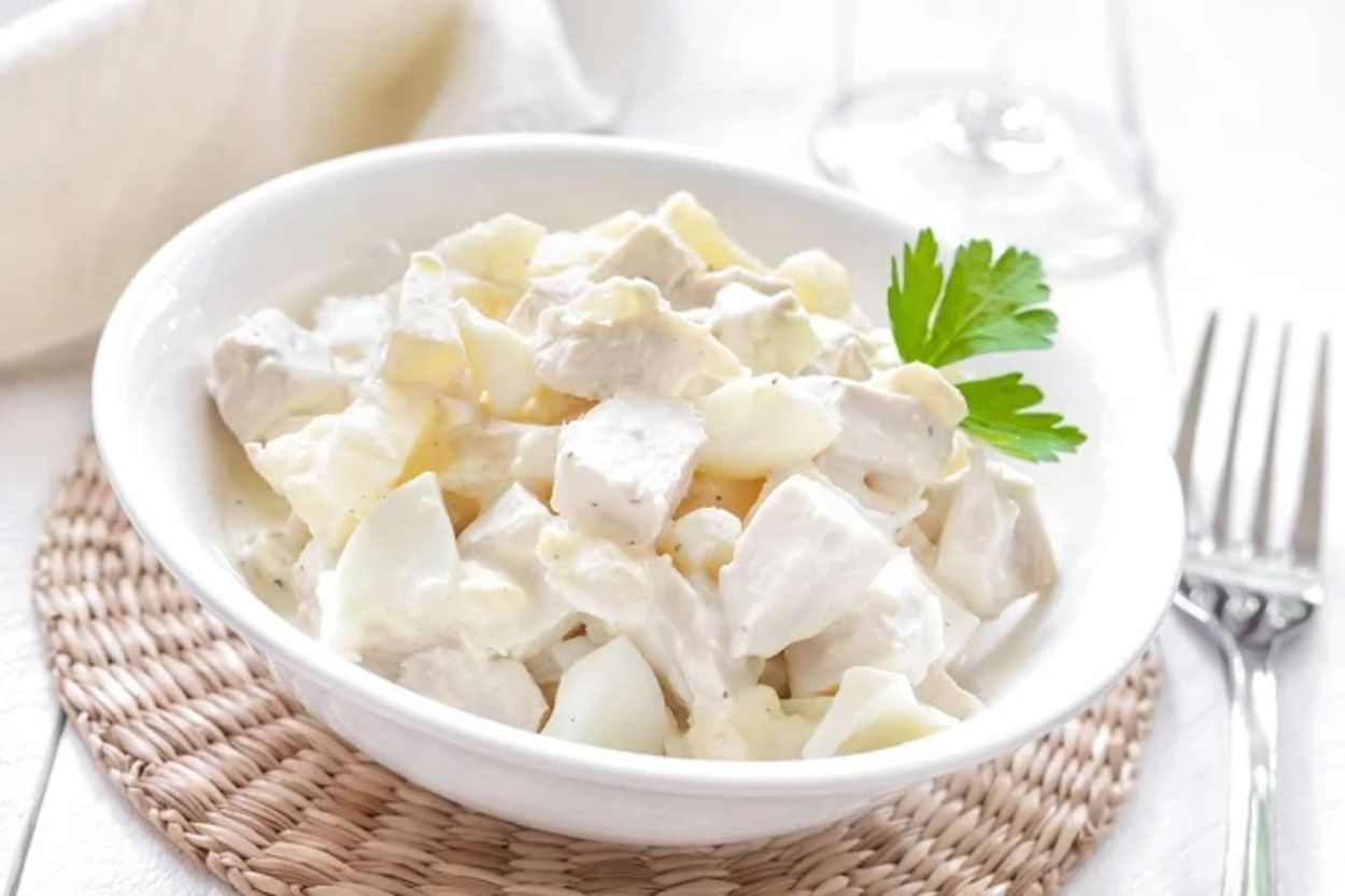 Салат з куркою та ананасами на Новий рік - приготуйте просто - покроковий рецепт - Новини Смачно Салат з куркою та ананасами на Новий рік - приготуйте просто - покроковий рецепт - Новини Смачно