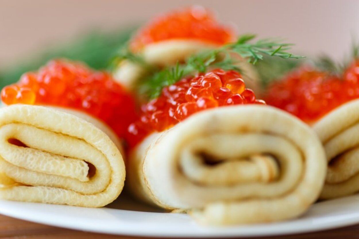 Млинці з червоною ікрою - приготуйте на Новий рік закуску з ікрою - простий рецепт - Новини Смачно Млинці з червоною ікрою - приготуйте на Новий рік закуску з ікрою - простий рецепт - Новини Смачно