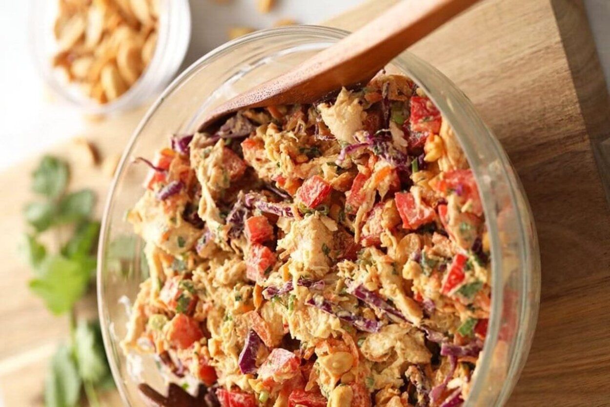 Смачний салат на Новий рік - рецепт з копченою куркою, арахісом і грибами - Новини Смачно