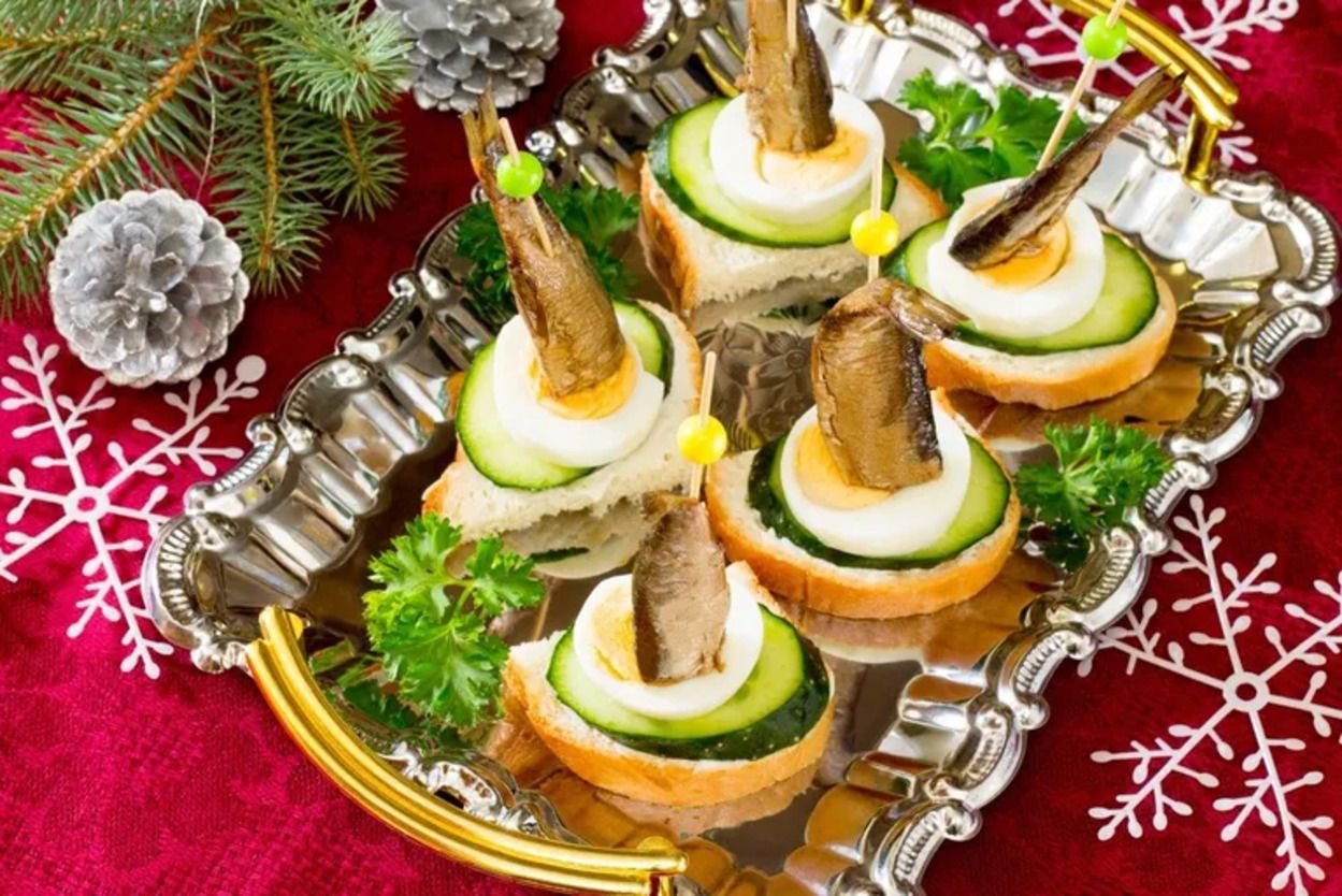 Рецепт закусок на Новый год - приготовьте бутерброды со шпротами и салями - Новости Вкусно