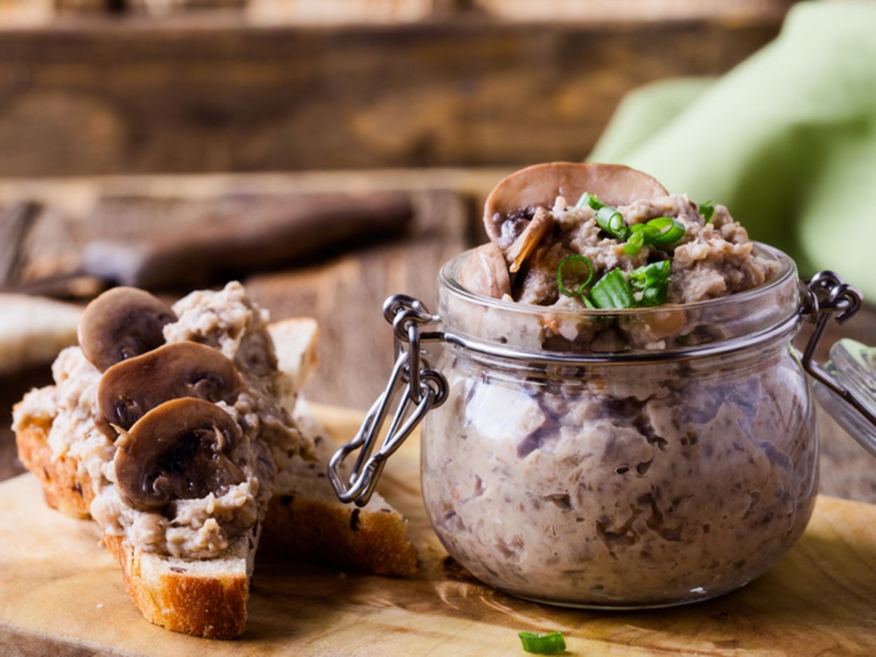 Рецепт вершкового паштету з грибами - приготуйте бюджетну закуску на Новий рік - Новини Смачно