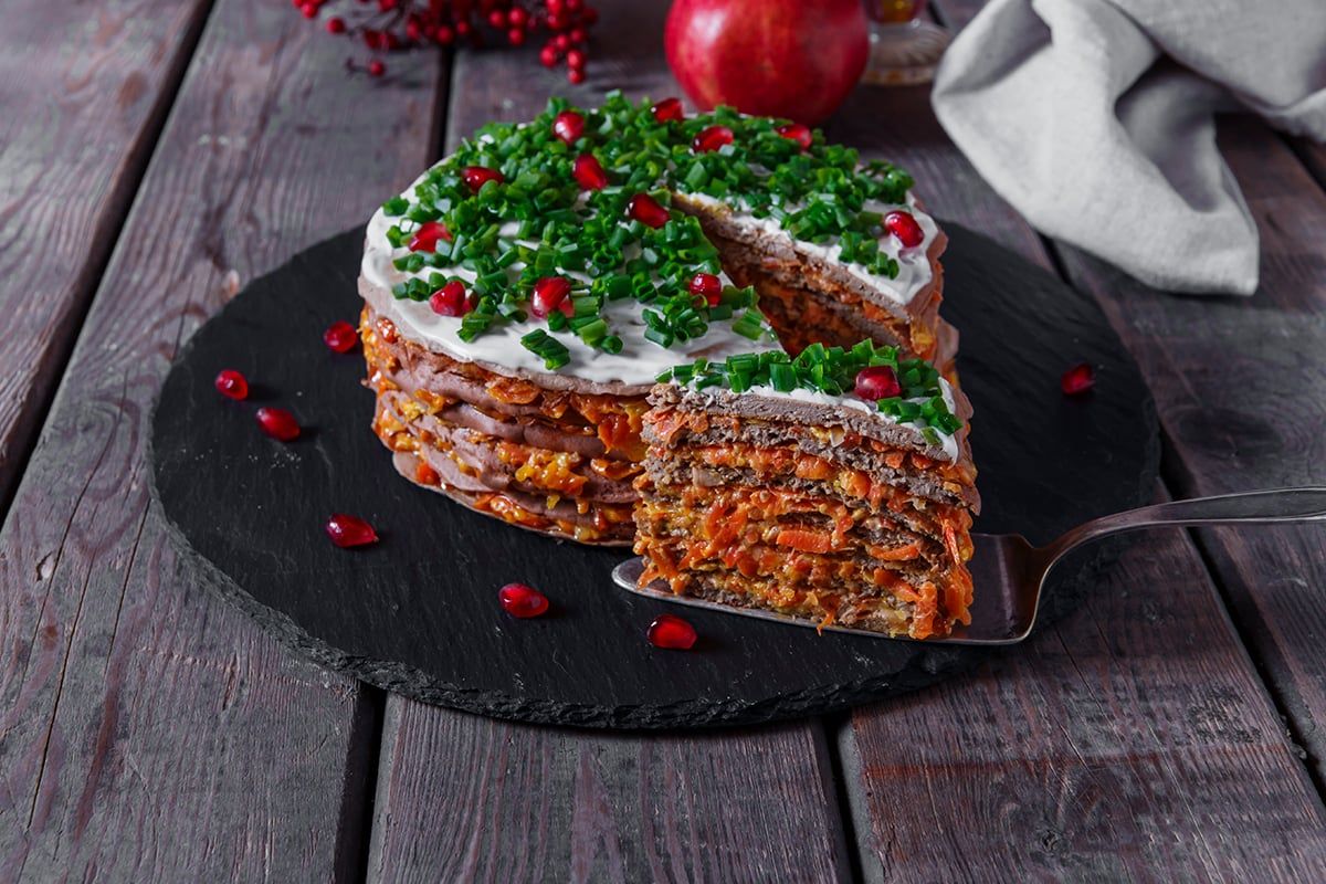Як готувати печінковий торт - простий рецепт смачної закуски на Новий рік - Новини Смачно