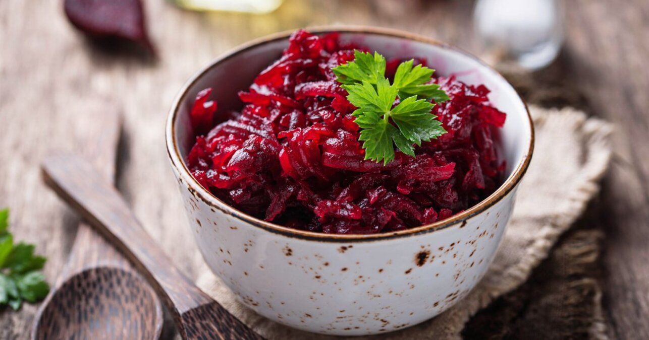 Салат из свеклы и соленых огурцов – приготовьте на Рождество – простой рецепт - Новости Вкусно
